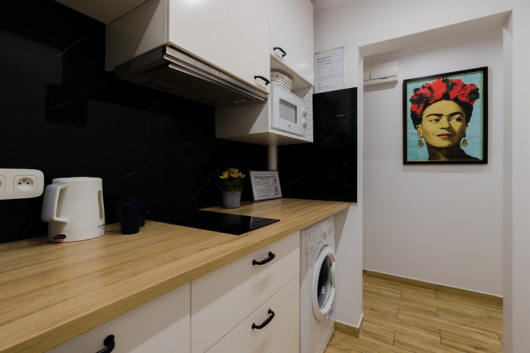 Voll ausgestattete Küche für Gäste in einem Apartment für 8 Personen im Zentrum von Warschau
