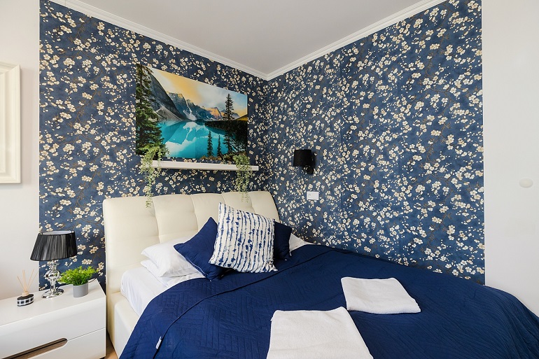 Przytulny pokój w apartamencie na wynajem przy Rondzie ONZ w Warszawie, idealny dla turystów i gości biznesowych – komfortowe łóżko, szybki internet i wygodne warunki do wypoczynku