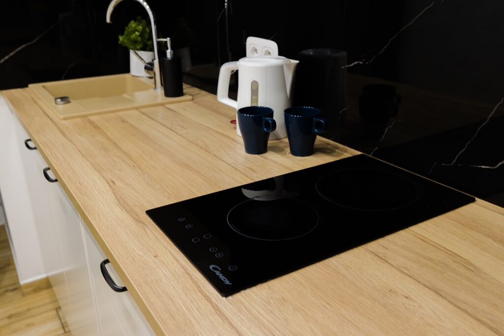Fully equipped short-term rental apartment in Warsaw with modern kitchen and built-in hob, ideal for city travelers