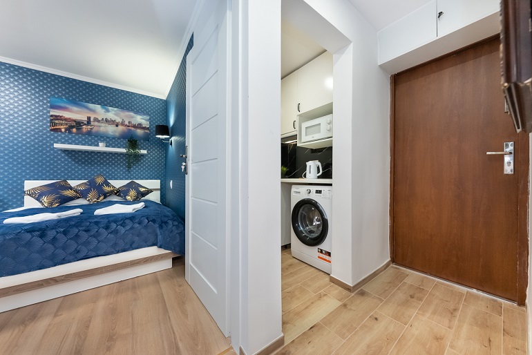 Korytarz w apartamencie z 3 pokojami przy Rondzie ONZ w Warszawie, dostępny do wynajmu na doby dla turystów i gości biznesowych, UnitApartments