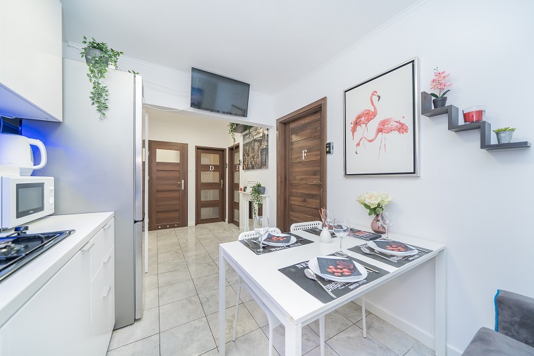 Przestronna kuchnia w apartamencie na wynajem na doby, blisko Ronda ONZ w Warszawie