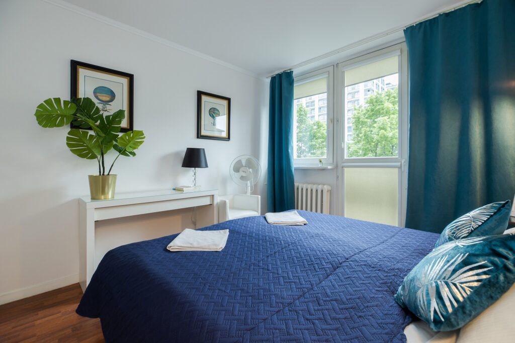 Habitación espaciosa en un apartamento para estancias cortas en Varsovia, justo al lado de Rondo ONZ.