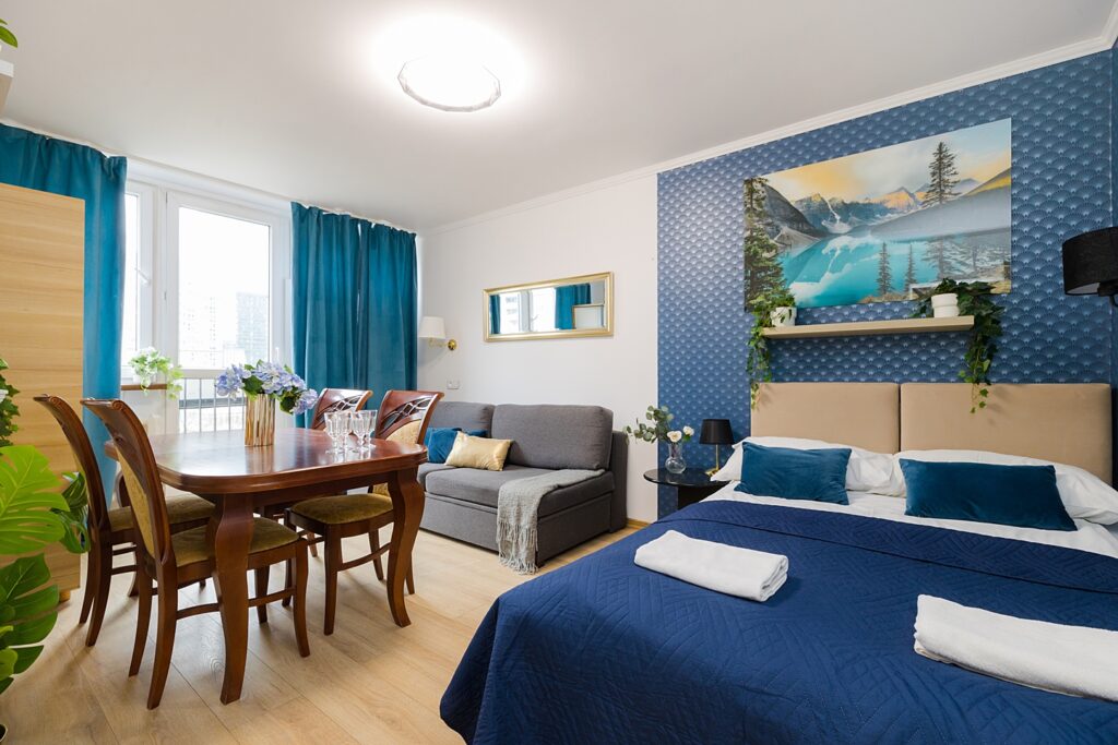 Modern room for 4 guests in a centrally located Warsaw apartment, perfect for short-term rental or city breaks