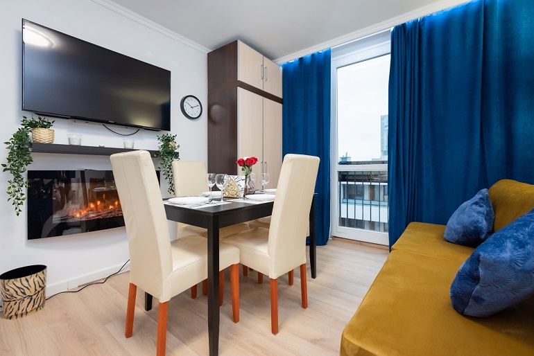 4-местная комната с диваном-кроватью, двуспальной кроватью и телевизором в апартаментах UnitApartments в центре Варшавы, идеально подходящих для туристических и деловых поездок - краткосрочная аренда в Rondo ONZ