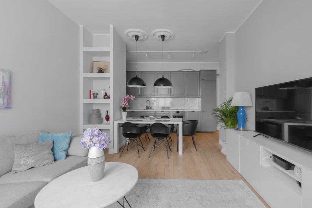 Séjour spacieux avec kitchenette dans un appartement de 80 m²
