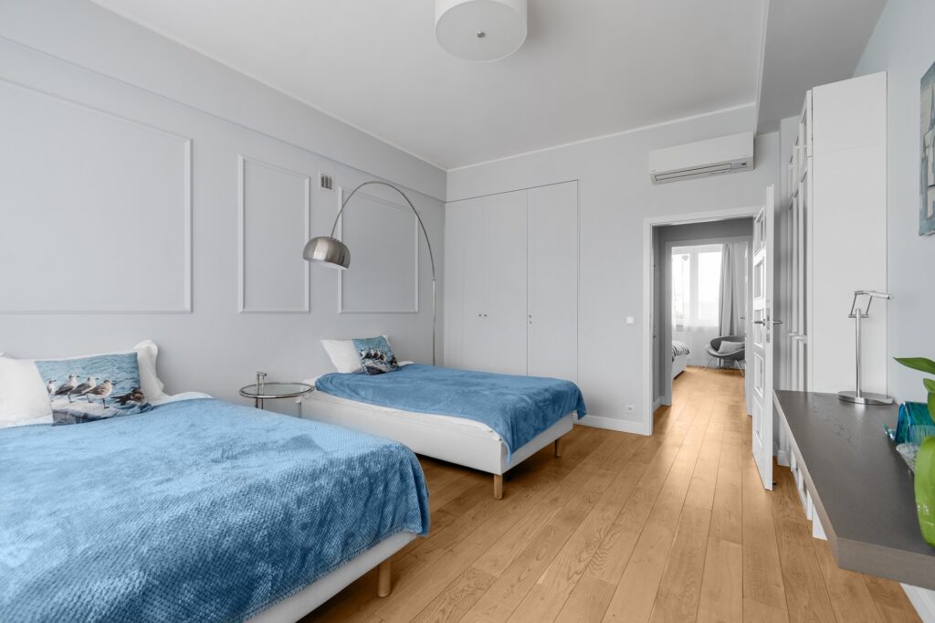 Chambre avec lits confortables dans un appartement haut de gamme en location courte durée à Varsovie