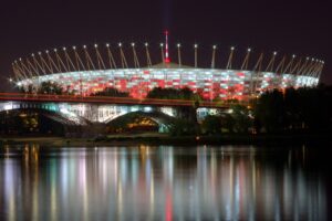 Potańcówki w Warszawie na lato 2025 Warszawa zaprasza na taneczne letnie wieczory, które wypełnią miasto muzyką i radością w najróżniejszych stylach. Od majestatycznych potańcówek w Pałacu Czapskich, przez niezapomniane piątkowe biesiady na Grochowskiej, po radosne spotkania w Parku Fontann i Ursynowskie Potańcówki. W każdy weekend, mieszkańcy i turyści będą mogli cieszyć się vieczorami pełnymi muzyki na żywo oraz tańca, które zbliżają społeczność. Przyjdź i bądź częścią tych wyjątkowych wydarzeń, które z pewnością zostaną w pamięci na długo!