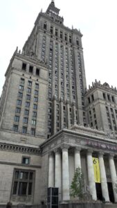 Estradowe Lato w Warszawie Estradowe Lato to wyjątkowe letnie wydarzenie, które odbywa się w Multimedialnym Parku Fontann. Przez dwa weekendy możesz cieszyć się muzyką, sztuką oraz różnorodnymi atrakcjami, takimi jak koncerty młodych polskich artystów, warsztaty muzyczne, potańcówki z DJ-em oraz plenerowe kino. W tym roku jubileusz organizacji Stołecznej Estrady dodaje wydarzeniu wyjątkowego charakteru, a darmowy wstęp sprawia, że każdy może wziąć w nim udział. Zaplanuj wizytę i dołącz do magicznych chwil pełnych emocji i niezapomnianych wspomnień w sercu Warszawy.