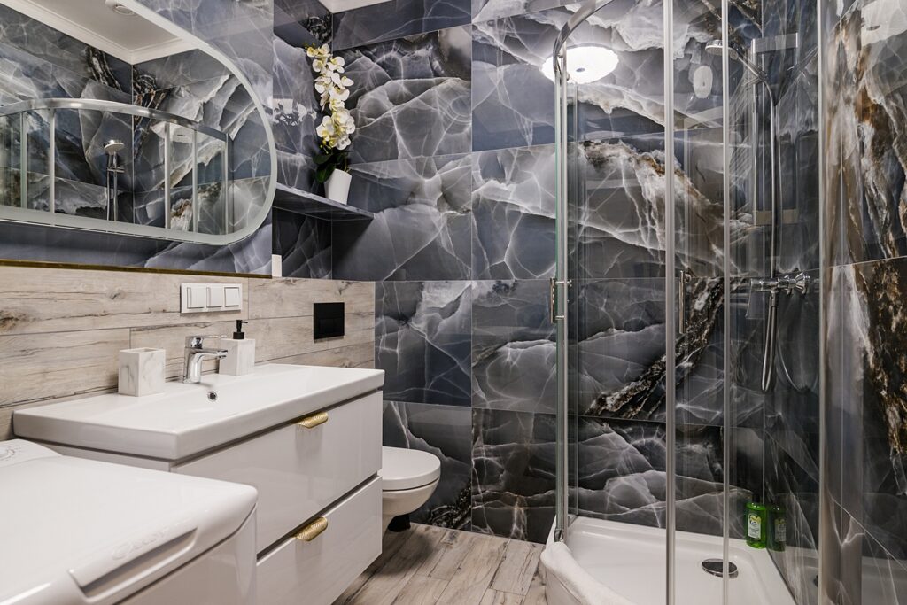 Nowoczesna łazienka w studio dla 4 osób w Warszawie - wynajem na doby