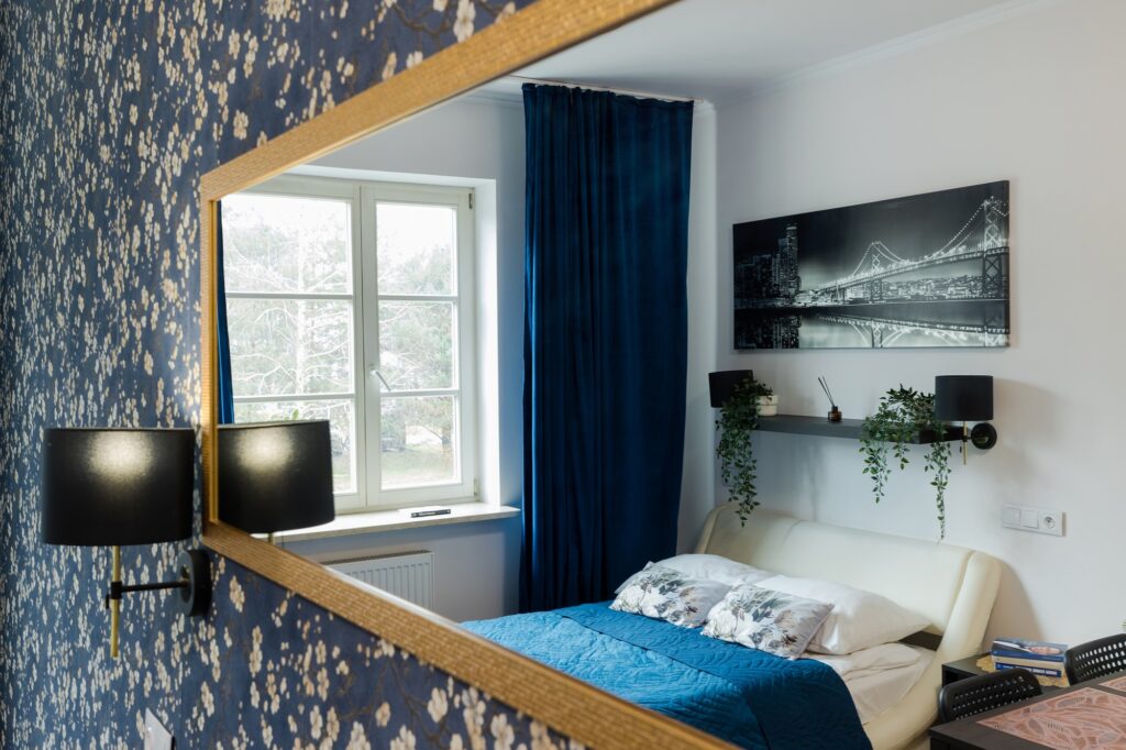 Przestronne studio na krótki wynajem dla 4 osób w Warszawie – idealne na city break lub podróż służbową