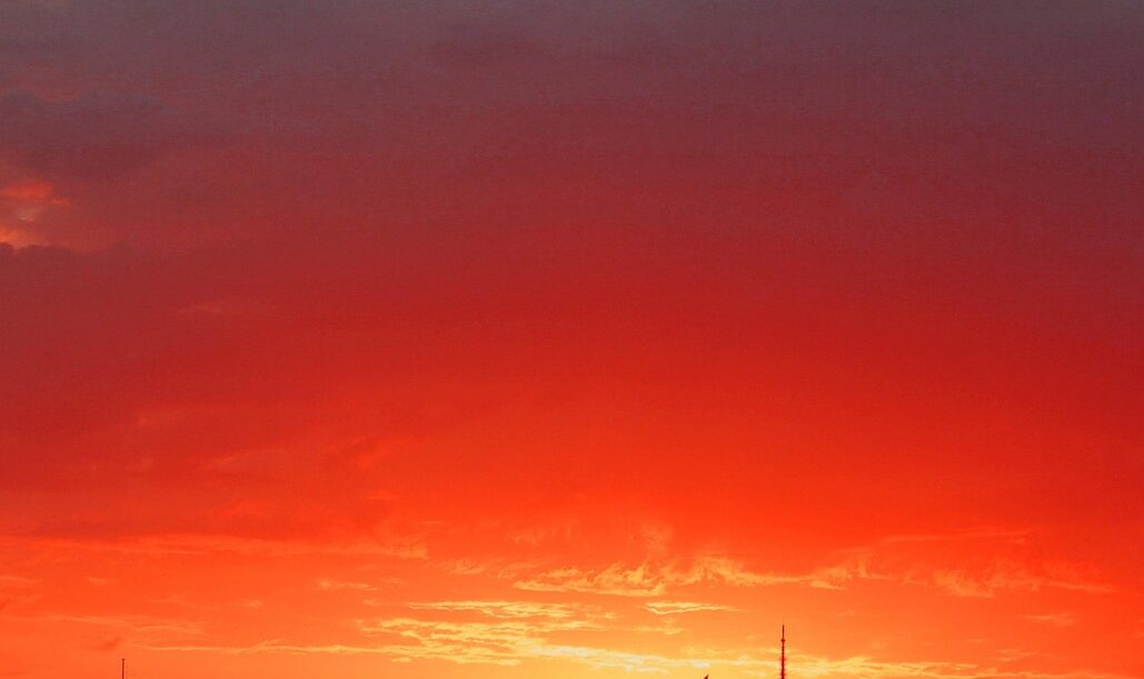 Koszyki grają Chopina: Muzyczna podróż pełna emocji Cykl koncertów „Koszyki grają Chopina” w Warszawie to niepowtarzalna okazja, by usłyszeć utwory Fryderyka Chopina w wykonaniu młodych pianistów przed nadchodzącym konkursem. Hala Koszyki staje się na chwilę miejscem, gdzie talent i historia łączą się w jedną, wzruszającą całość. Już 17 września Zuzanna Sejbuk zaprezentuje swoje interpretacje, a wstęp na koncerty jest bezpłatny. To idealna szansa, by zakończyć lato w rytmach Chopina i cieszyć się bogactwem kultury Warszawy.