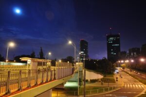 Widok na Pałac na Wyspie otoczony zielenią ogrodów Łazienek Królewskich w Warszawie