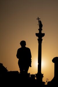 Zabytkowa Pracownia Karola Tchorka pełna rzeźb i artystycznych inspiracji w Warszawie Zabytkowa Pracownia Karola Tchorka pełna rzeźb i artystycznych inspiracji w Warszawie