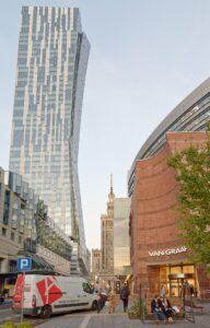 Interaktywna wystawa w NBP Centrum Pieniądza z rodziną odkrywającą tajemnice pieniądza Interaktywna wystawa w NBP Centrum Pieniądza z rodziną odkrywającą tajemnice pieniądza