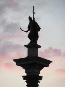 Kolorowe stragany na Jarmarku Bożonarodzeniowym przy Barbakanie z wystrojem świątecznym Kolorowe stragany na Jarmarku Bożonarodzeniowym przy Barbakanie z wystrojem świątecznym