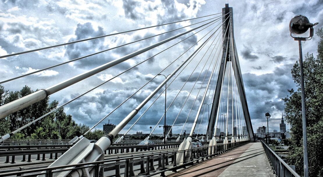 Uczestnik Targów Franczyza w Warszawie rozmawiający z przedstawicielem marki