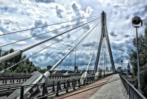 Uczestnik Targów Franczyza w Warszawie rozmawiający z przedstawicielem marki Uczestnik Targów Franczyza w Warszawie rozmawiający z przedstawicielem marki