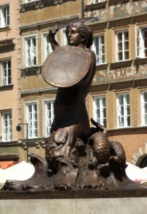 Taco Hemingway występujący na scenie podczas koncertu z tłumem fanów na PGE Narodowym