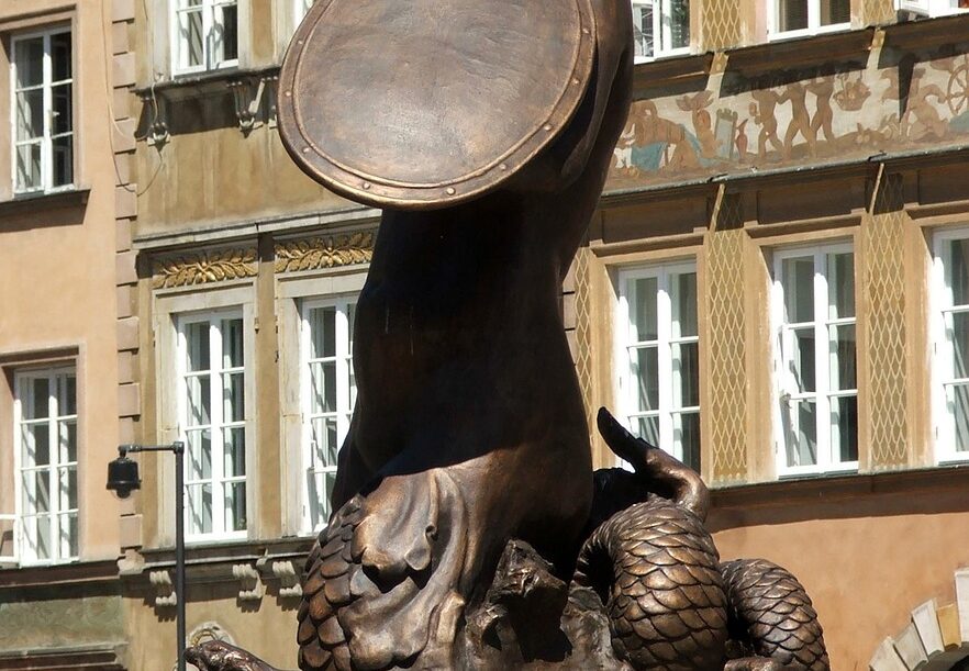 Taco Hemingway występujący na scenie podczas koncertu z tłumem fanów na PGE Narodowym