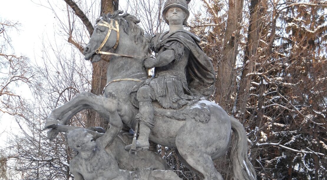 Uczestnicy Międzynarodowych Targów Książki w Warszawie na tle stoiska literackiego
