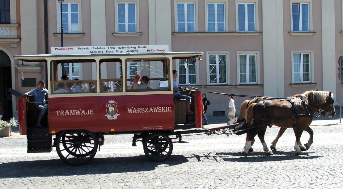 Rzeźba Domicelli Bożekowskiej przedstawiająca zwierzęta na tle parku Łazienki Królewskie w Warszawie