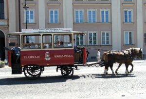Rzeźba Domicelli Bożekowskiej przedstawiająca zwierzęta na tle parku Łazienki Królewskie w Warszawie