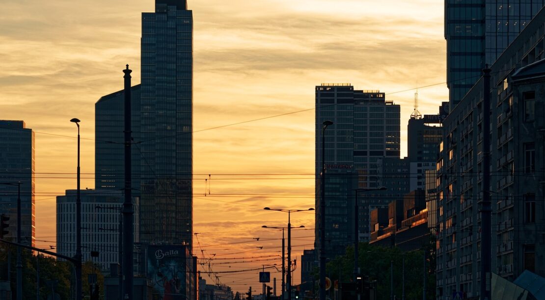 Rzeźbiarka Blanka Kamińska prezentująca swoje prace podczas wernisażu w Ursynowskim Centrum Kultury