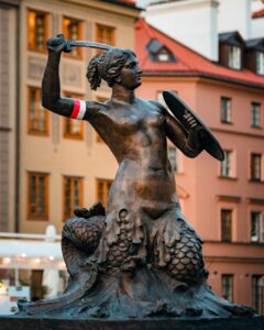 Widok na Dolny Ogród Zamku Królewskiego w Warszawie z piękną zielenią i kwitnącymi rabatami Widok na Dolny Ogród Zamku Królewskiego w Warszawie z piękną zielenią i kwitnącymi rabatami