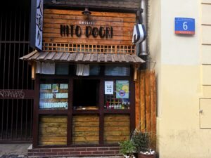 Uczestnicy zajęć jogi w przestronnej Sali Balowej na PGE Narodowym podczas wtorkowej sesji relaksacyjnej