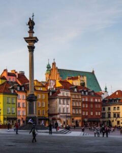 Uczestnicy treningów biegowych zbierają się przy PGE Narodowym na Aktywnych Czwartkach