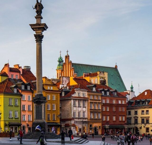 Uczestnicy treningów biegowych zbierają się przy PGE Narodowym na Aktywnych Czwartkach