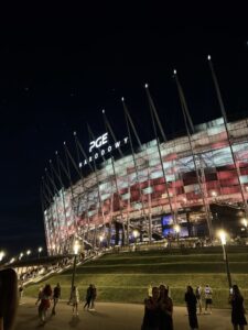 Uczestnicy konferencji FORFIN 2026 rozmawiają o inwestycjach na stadionie PGE Narodowym w Warszawie