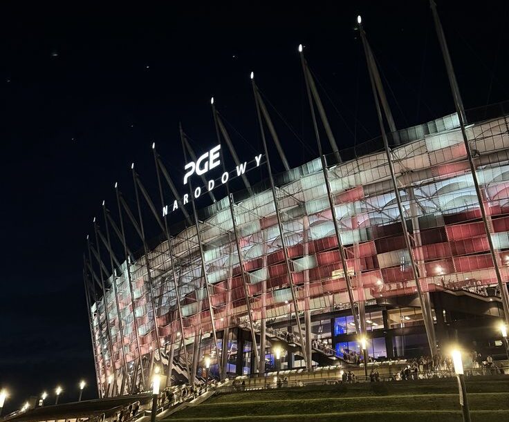 Uczestnicy konferencji FORFIN 2026 rozmawiają o inwestycjach na stadionie PGE Narodowym w Warszawie