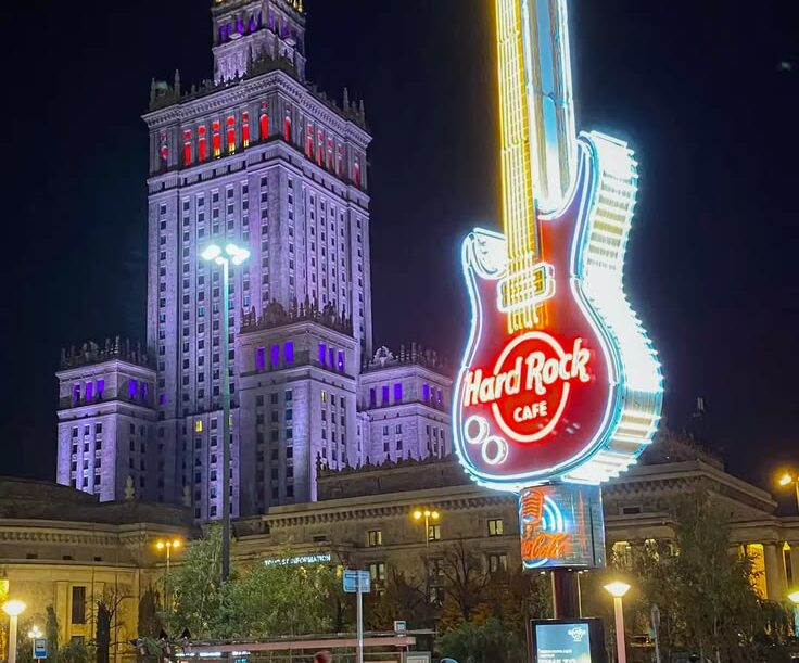 Plakat promocji Festiwalu Wolskie Ostańce na tle historycznych budynków Woli w Warszawie