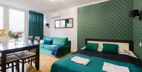 Varşova'nın merkezinde, Rondo ONZ'a yakın, kısa süreli kiralama için bir dairede 4 kişilik oda, TV ve hızlı internet - turistik veya iş amaçlı konaklamalar için ideal