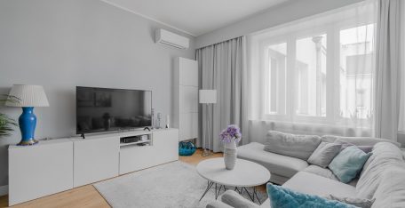 Varşova'da kısa süreli kiralama için Premium sınıf dairede mutfaklı konforlu oturma odası