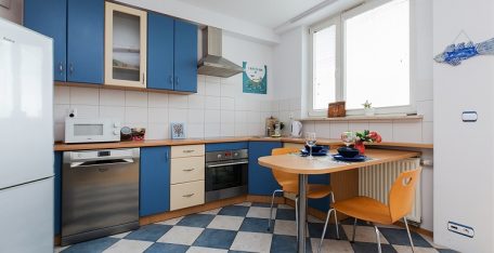 Varşova Ursynów'da bir apartman dairesinde mutfak, günlük kiralama