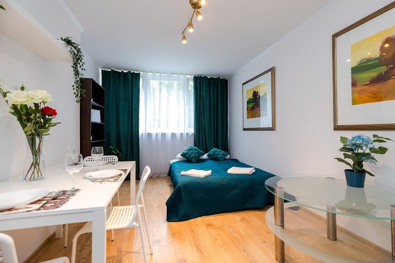 Appartement confortable pour courts séjours à Varsovie avec une chambre entièrement équipée - parfait pour un court séjour