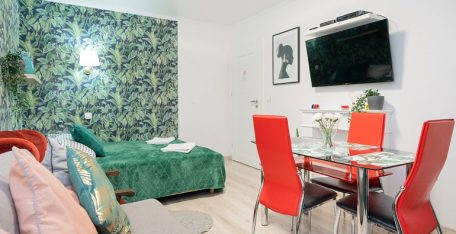 UnitApartments에서 제공하는 바르샤바 중심부의 4인용 단기 임대 객실로 TV, 테이블, 고속 Wi-Fi가 갖춰져 있습니다.