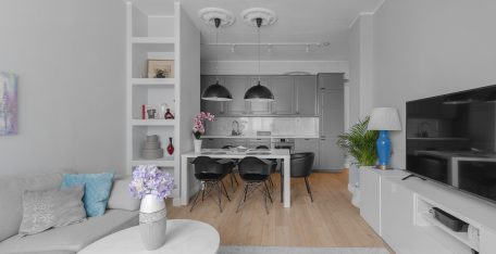 80 m²'lik dairede mini mutfaklı geniş oturma odası