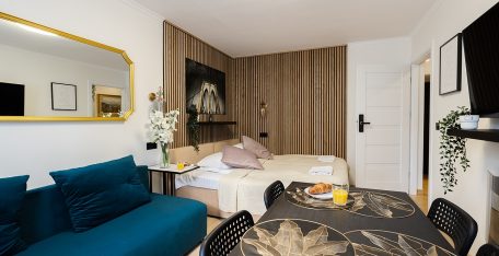 Spacious room for 4 guests in a short-term apartment in Warsaw city center