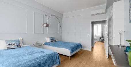 Dormitorio con camas cómodas en un apartamento premium para alquiler a corto plazo en Varsovia